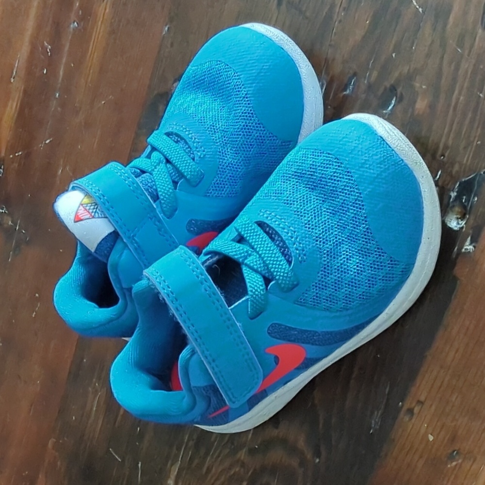 NIKE TODDLER SHOES, SIZE 6